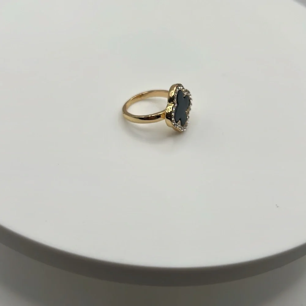 355. Elegant Black and Gold Women's Clover Ring